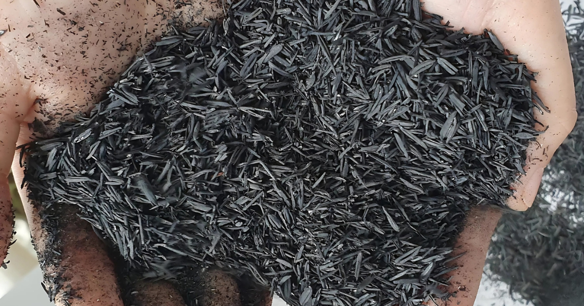 Vỏ trấu hun là giá thể nhẹ, xốp và có khả năng thoát nước tốt